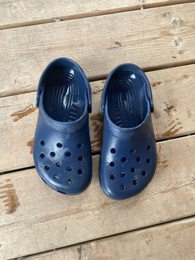 CROCS Kids Navy Blue Slip-On Water Clogs with Rear Strap